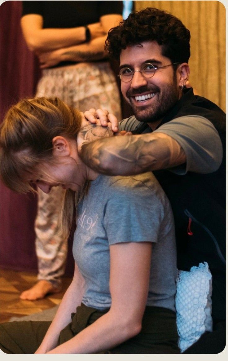 Carlos Mira enseñando masaje tailandés a una alumna